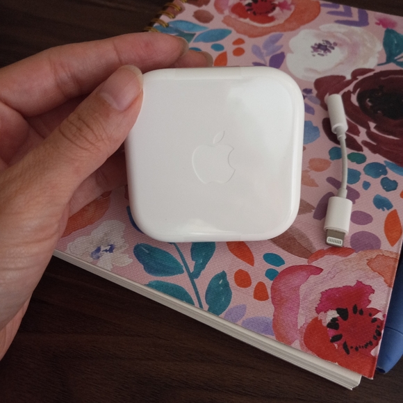 Apple Earpods Headphones - Picture 2 of 3